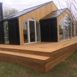 sommerhus med omringende træterrasse