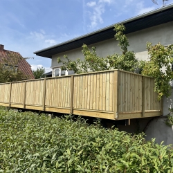 træterrasse med gelænder i lys træ