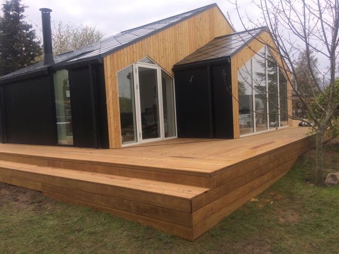 sommerhus med omringende træterrasse