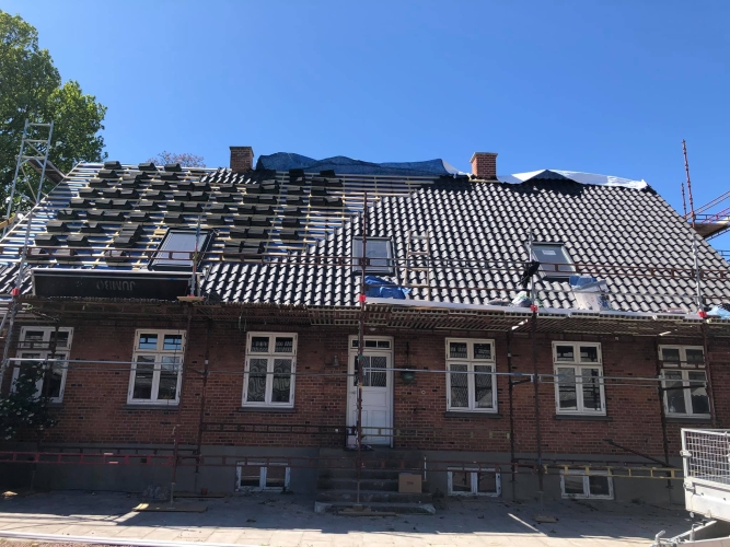 lægning af tegltag i gang